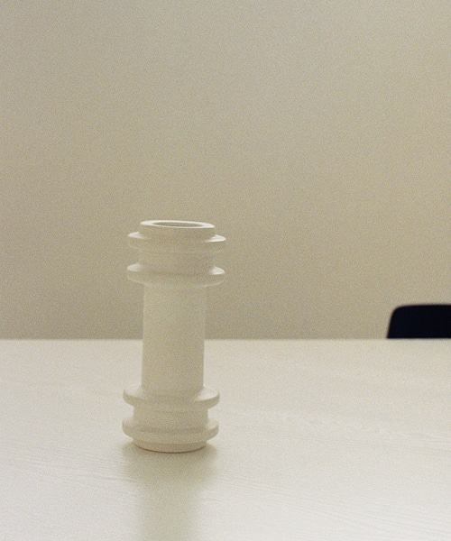 Erde-severj studio / Matte White Totem Vase